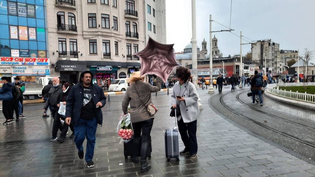 İstanbul'da fırtına etkili oluyor: Harem Otogarı'nın çatısı uçtu! 6